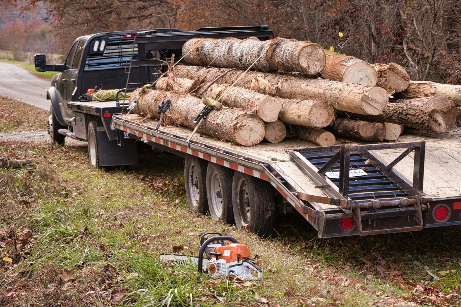 Hotshot truck: a dually pickup pulling a loaded gooseneck flatbed trailer, the typical setup for starting a hotshot business